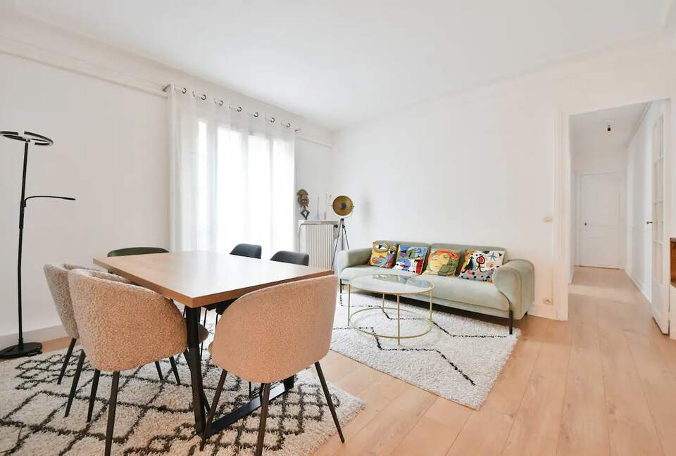 Eiffel Tower 2 Beds Apartment - Paris, France