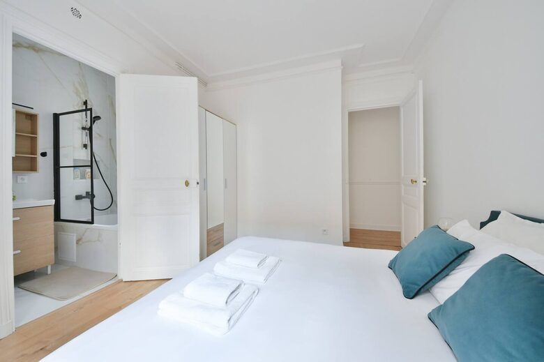 Eiffel Tower 2 Beds Apartment - Paris, France