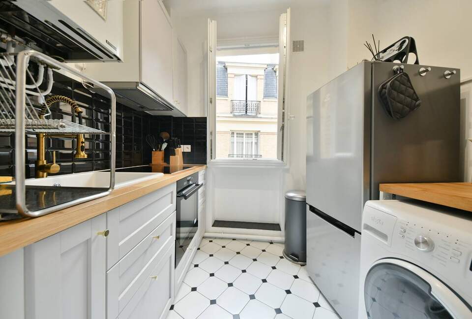 Eiffel Tower 2 Beds Apartment - Paris, France