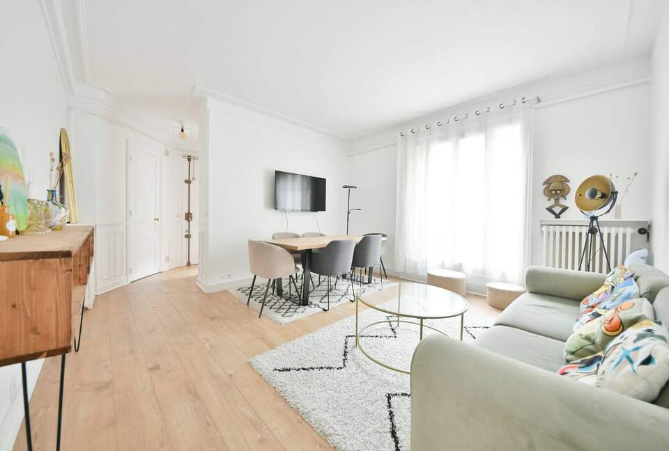 Eiffel Tower 2 Beds Apartment - Paris, France