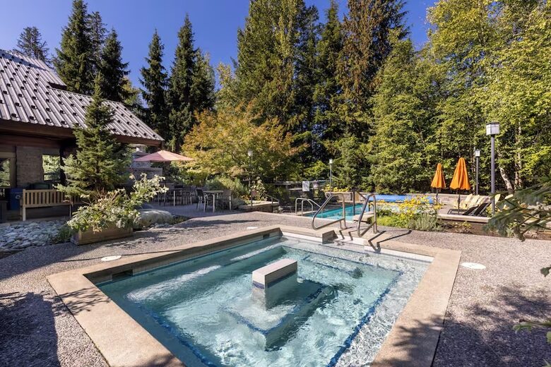 Large hot tub with heated pool