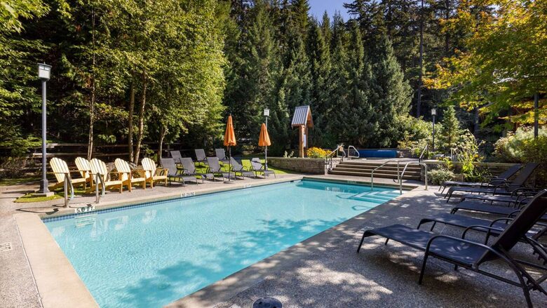 Large hot tub with heated pool