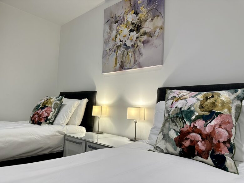 Bedroom 3 with twin single beds