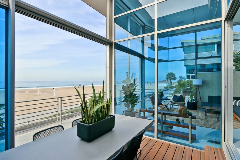 Iconic Manhattan Beachfront Haven - Manhattan Beach, California