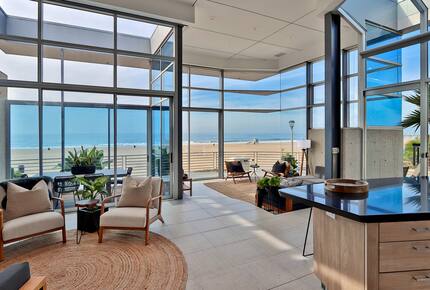 Iconic Manhattan Beachfront Haven - Manhattan Beach, California