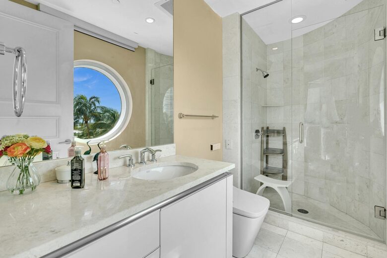 Ultra Luxe Miami Beachfront - Sunny Isles Beach, Florida