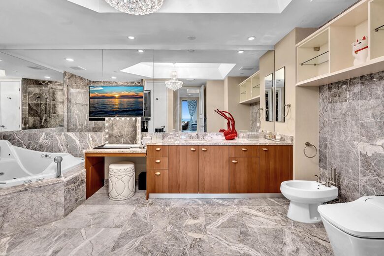 Ultra Luxe Miami Beachfront - Sunny Isles Beach, Florida