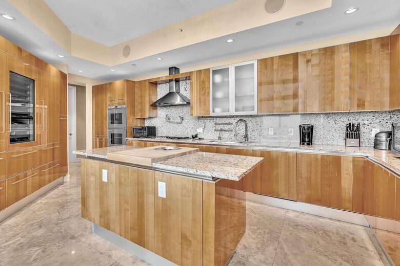 Ultra Luxe Miami Beachfront - Sunny Isles Beach, Florida