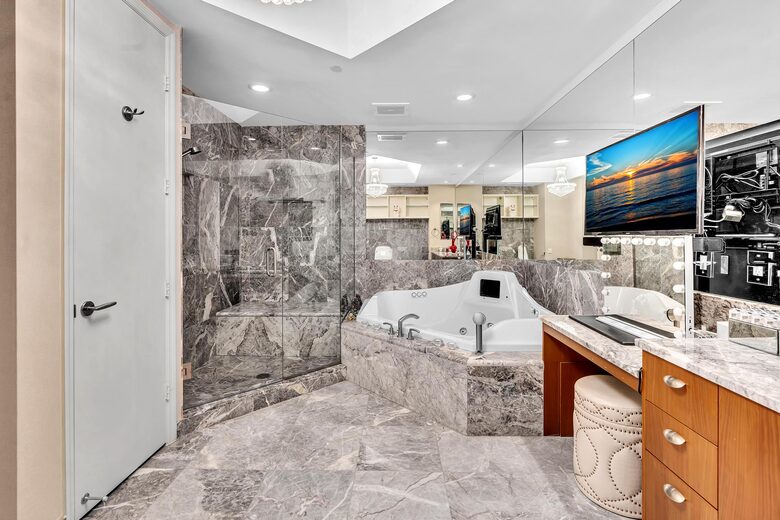 Ultra Luxe Miami Beachfront - Sunny Isles Beach, Florida