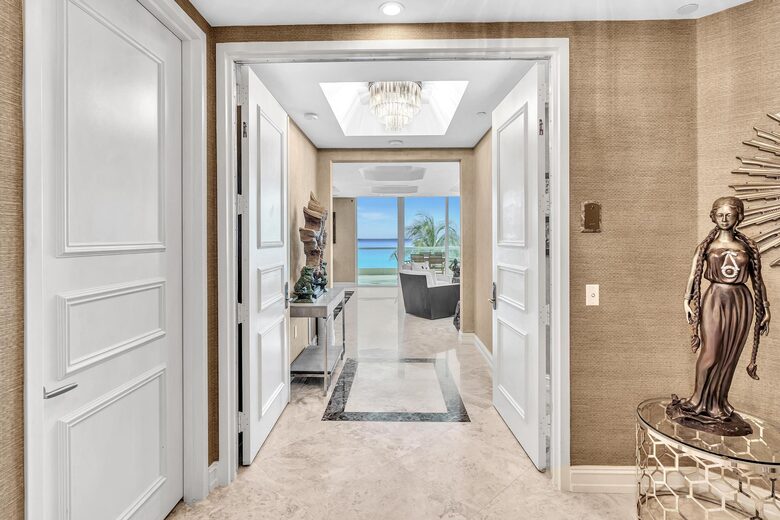Ultra Luxe Miami Beachfront - Sunny Isles Beach, Florida