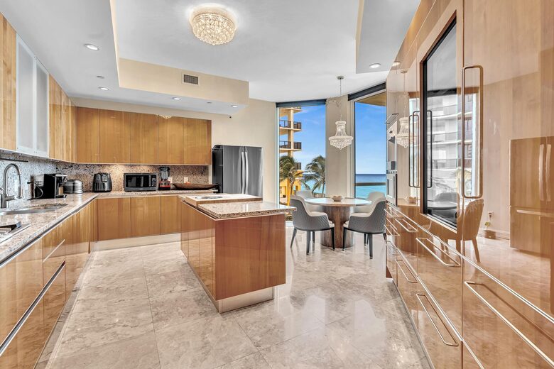 Ultra Luxe Miami Beachfront - Sunny Isles Beach, Florida