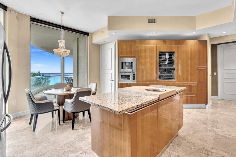 Ultra Luxe Miami Beachfront - Sunny Isles Beach, Florida