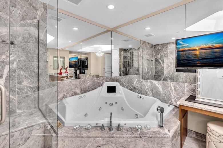 Ultra Luxe Miami Beachfront - Sunny Isles Beach, Florida