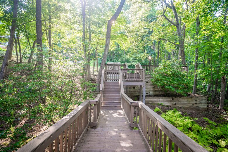 Wintergreen Retreat: Steps to Great Hiking on the Appalachain Trail - Wintergreen Resort, Virginia