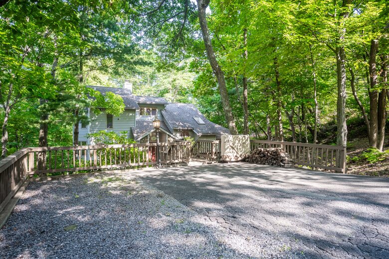 Wintergreen Retreat: Steps to Great Hiking on the Appalachain Trail - Wintergreen Resort, Virginia
