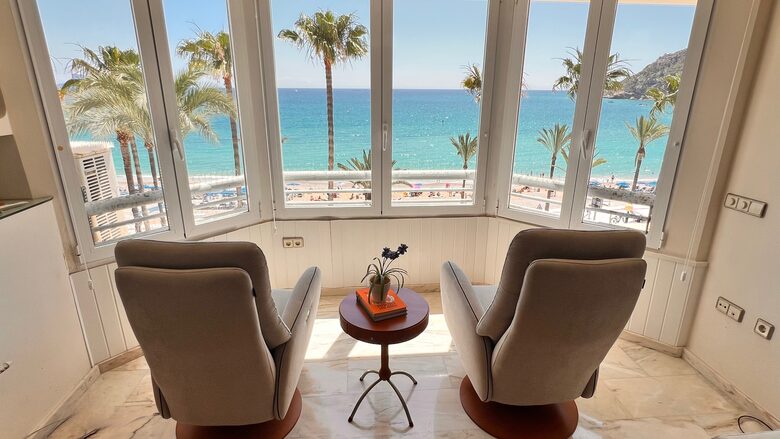 Lovely Beachfront apartment with stunning sea views - l'Alfàs del Pi, Spain