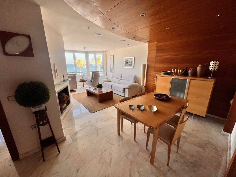 Lovely Beachfront apartment with stunning sea views - l'Alfàs del Pi, Spain