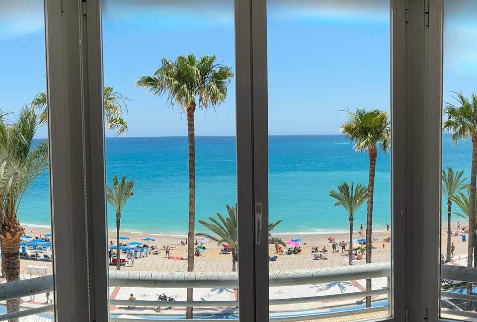 Lovely Beachfront apartment with stunning sea views - l'Alfàs del Pi, Spain