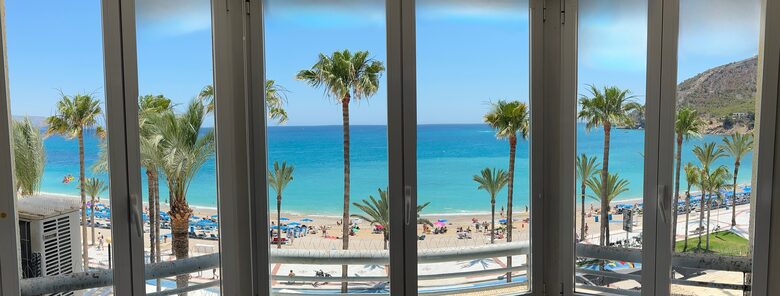 Lovely Beachfront apartment with stunning sea views - l'Alfàs del Pi, Spain