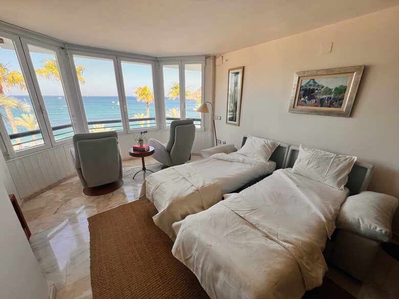 Lovely Beachfront apartment with stunning sea views - l'Alfàs del Pi, Spain