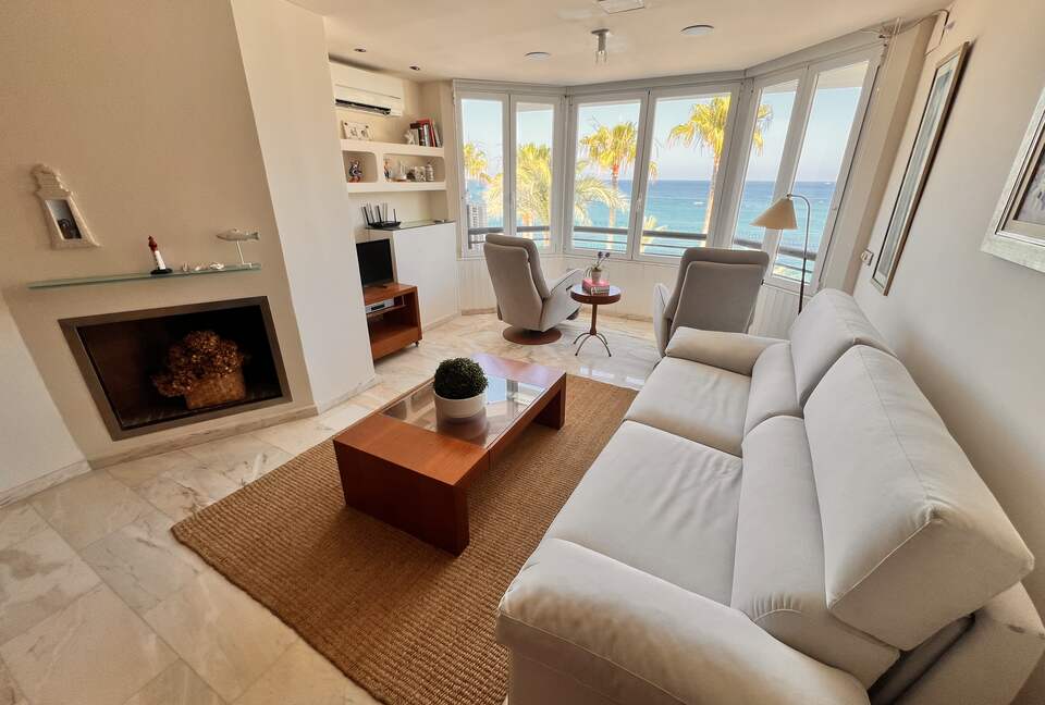 Lovely Beachfront apartment with stunning sea views - l'Alfàs del Pi, Spain
