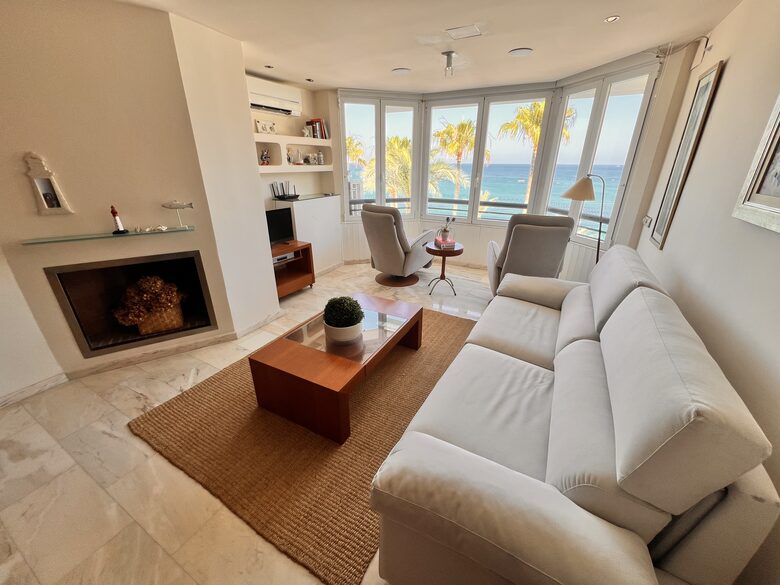 Lovely Beachfront apartment with stunning sea views - l'Alfàs del Pi, Spain