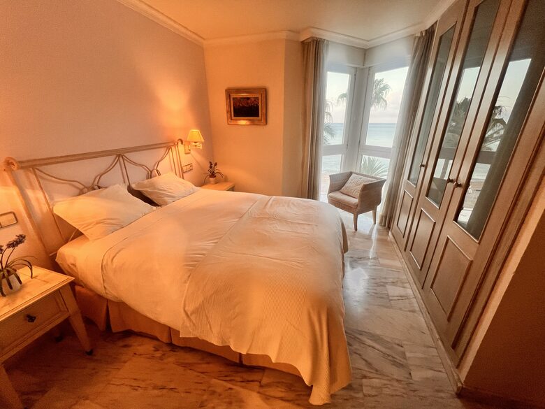 Lovely Beachfront apartment with stunning sea views - l'Alfàs del Pi, Spain