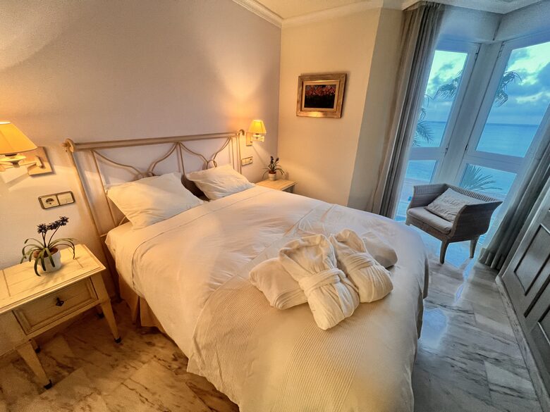 Lovely Beachfront apartment with stunning sea views - l'Alfàs del Pi, Spain