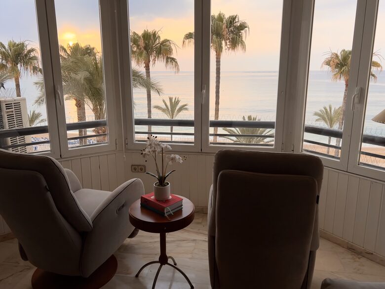 Lovely Beachfront apartment with stunning sea views - l'Alfàs del Pi, Spain