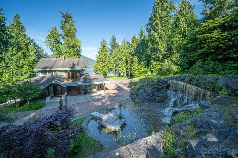 Tranquil Waterfront Escape on Tofino Inlet - Tofino, Canada