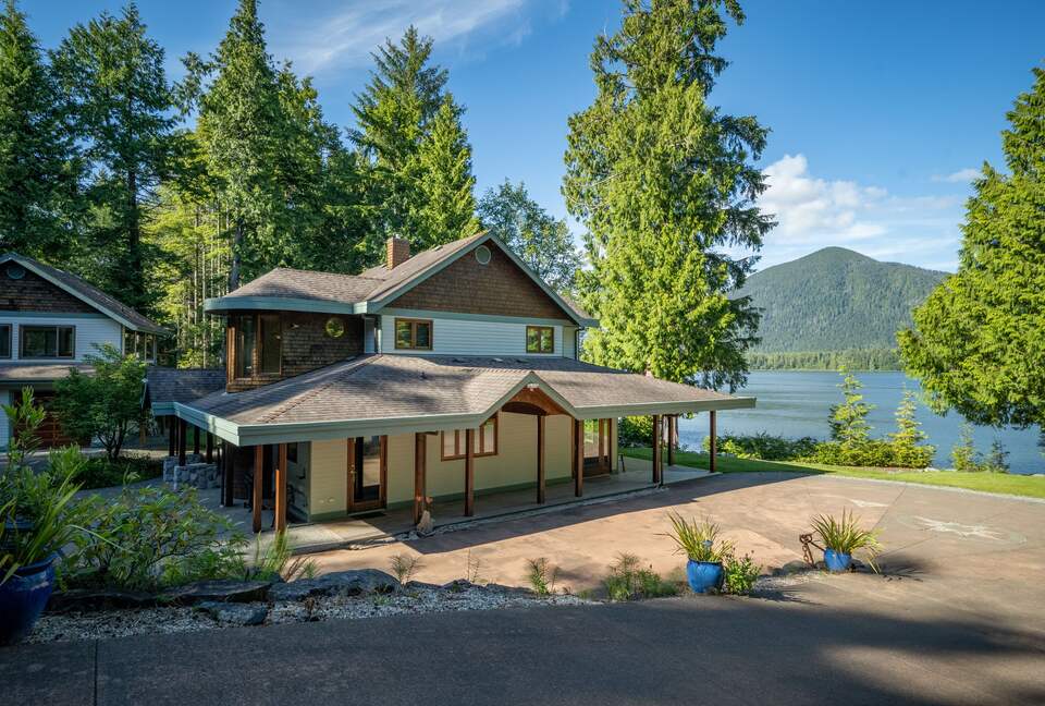Tranquil Waterfront Escape on Tofino Inlet - Tofino, Canada