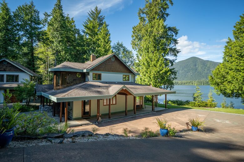 Tranquil Waterfront Escape on Tofino Inlet - Tofino, Canada