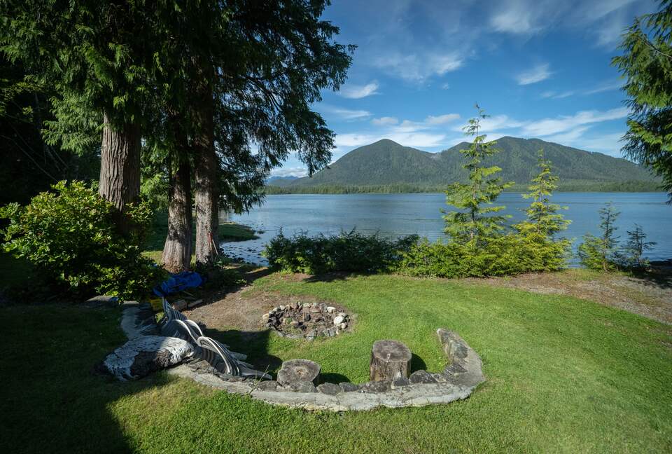 Tranquil Waterfront Escape on Tofino Inlet - Tofino, Canada