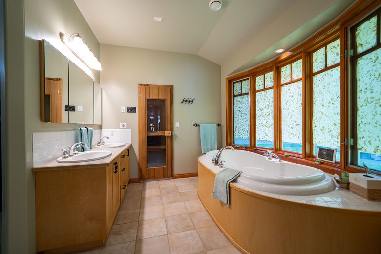 Tranquil Waterfront Escape on Tofino Inlet - Tofino, Canada
