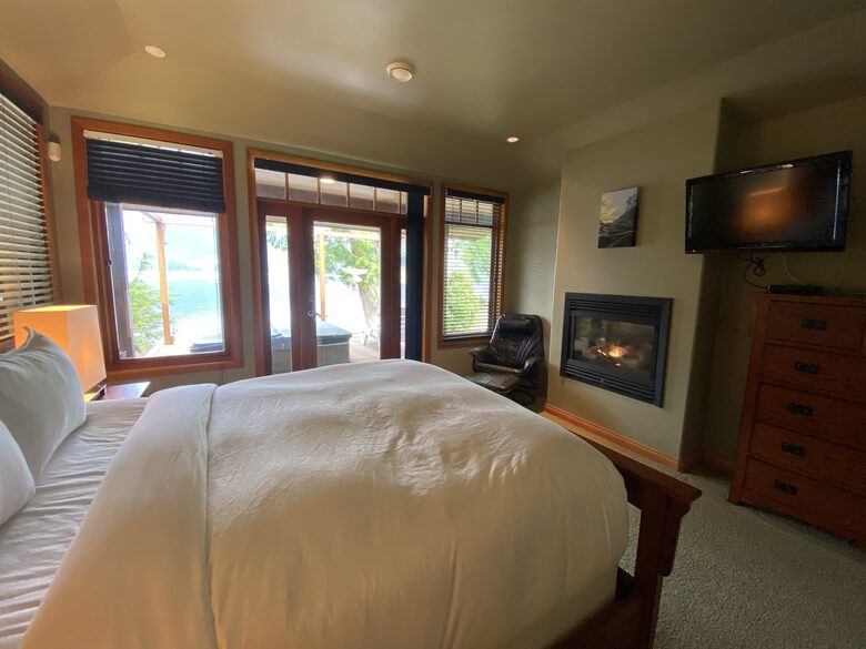Tranquil Waterfront Escape on Tofino Inlet - Tofino, Canada