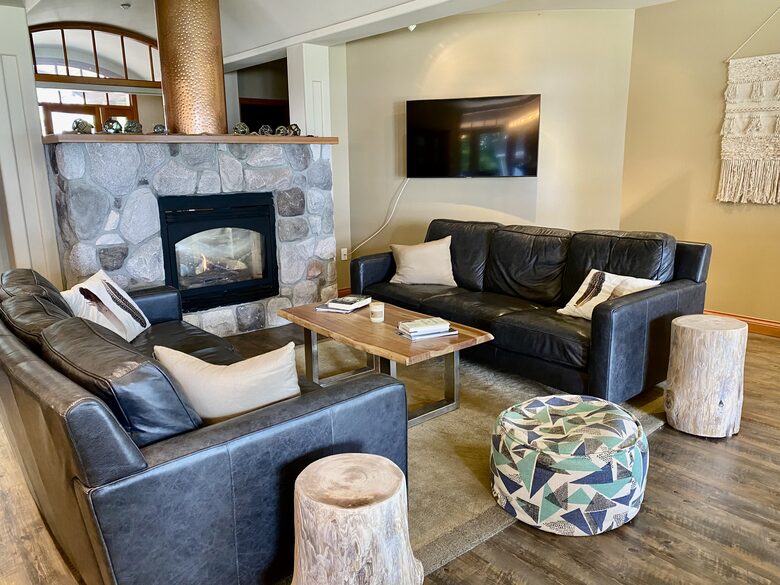 Tranquil Waterfront Escape on Tofino Inlet - Tofino, Canada