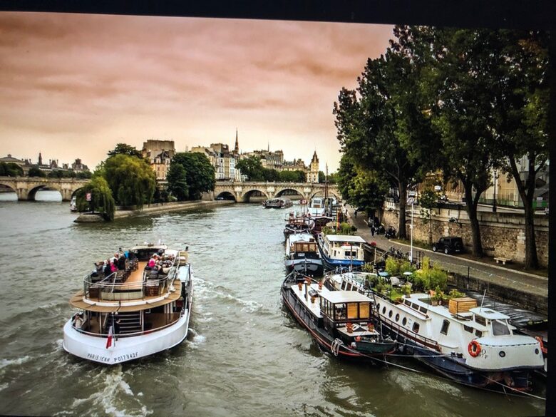 Luxury Houseboat at the Foot of the Eiffel Tower - Paris, France