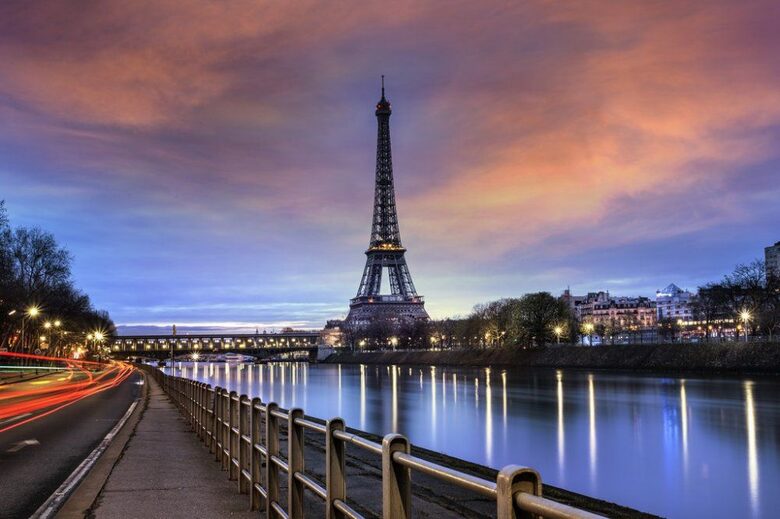 Luxury Houseboat at the Foot of the Eiffel Tower - Paris, France