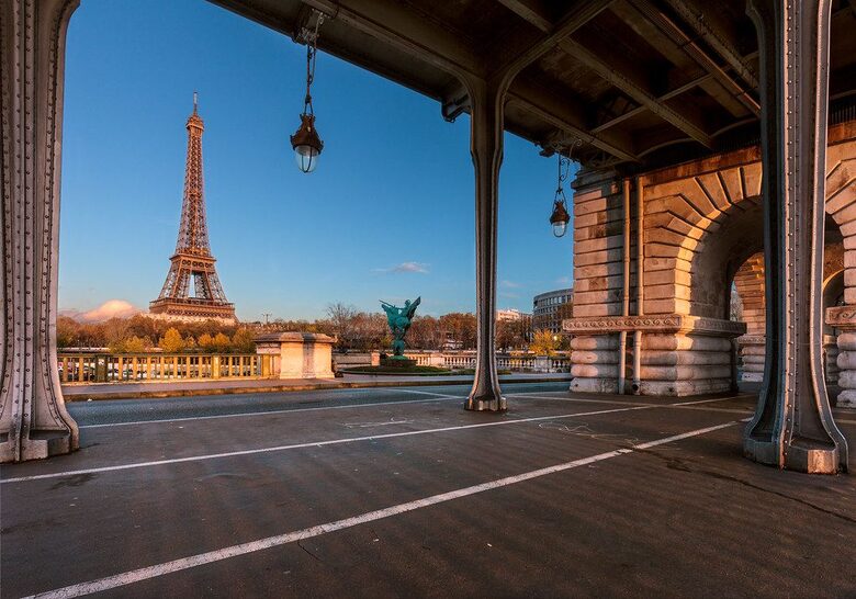 Luxury Houseboat at the Foot of the Eiffel Tower - Paris, France