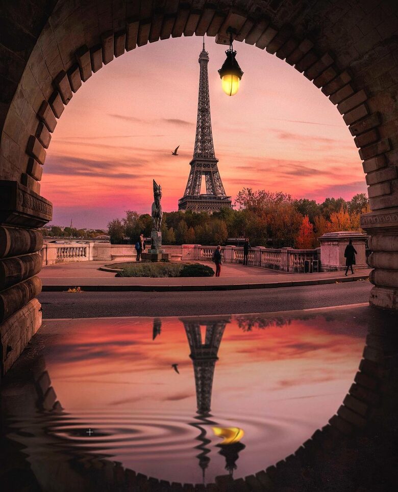 Luxury Houseboat at the Foot of the Eiffel Tower - Paris, France