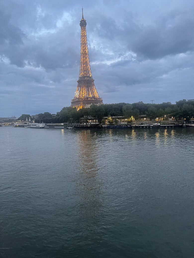 Luxury Houseboat at the Foot of the Eiffel Tower - Paris, France