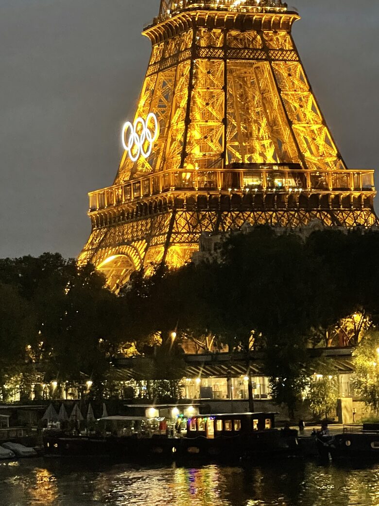 Luxury Houseboat at the Foot of the Eiffel Tower - Paris, France