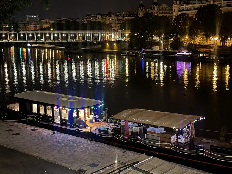 Luxury Houseboat at the Foot of the Eiffel Tower - Paris, France