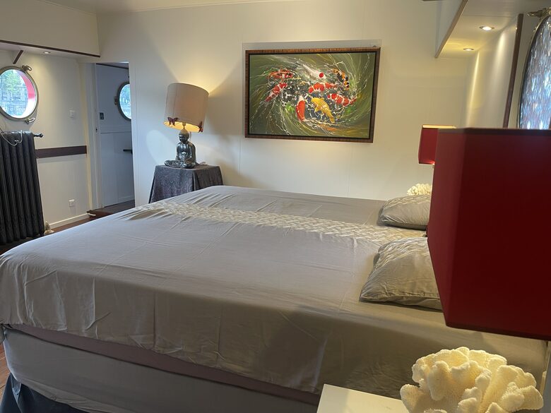 Luxury Houseboat at the Foot of the Eiffel Tower - Paris, France