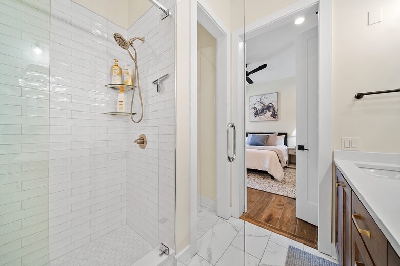 Master full bathroom