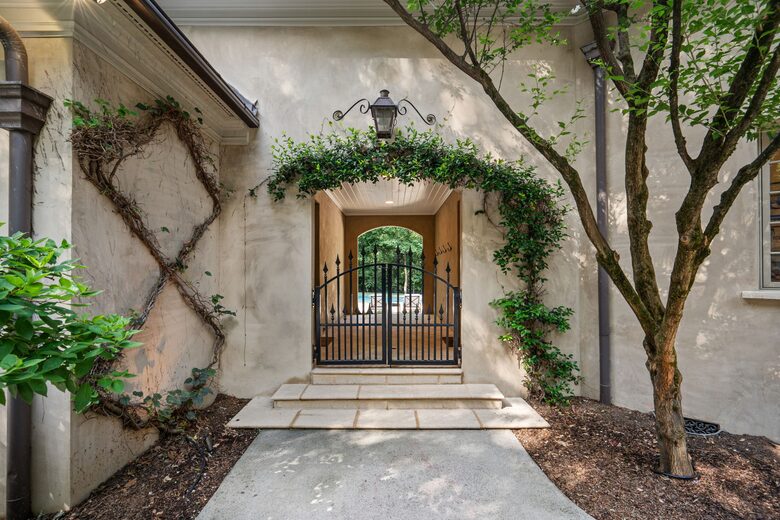 Charlotte Château - Charlotte, North Carolina