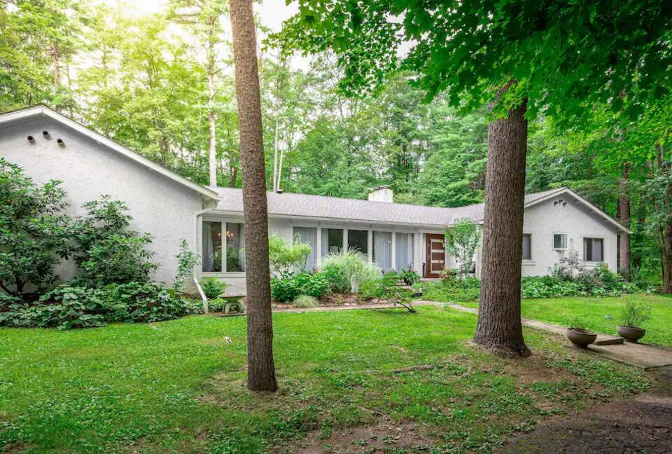 Casa Reál | Expansive Woodstock House w/ Hot Tub - Woodstock, New York