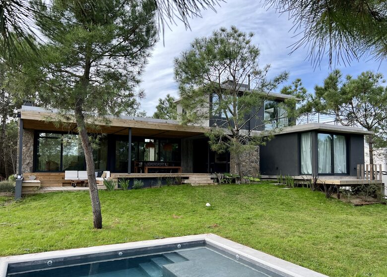 Como Pez En El Agua | Modern Beach House - Costa Esmeralda, Argentina