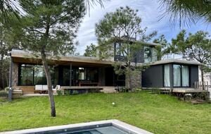 Como Pez En El Agua | Modern Beach House - Costa Esmeralda, Argentina