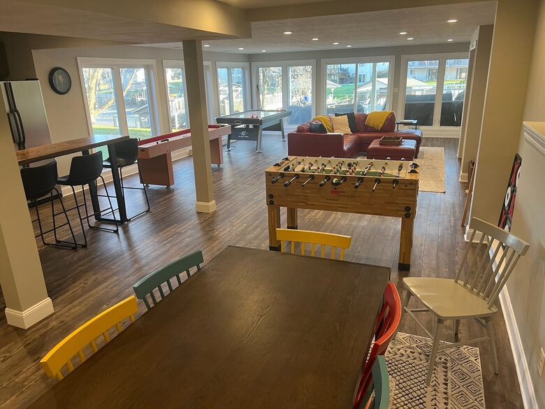Apple Valley Lake House and Retreat - Howard, Ohio